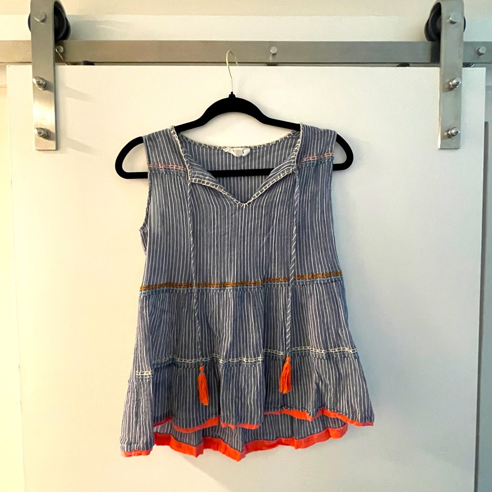 Cute, flowy top with adorable stitching and colors.
